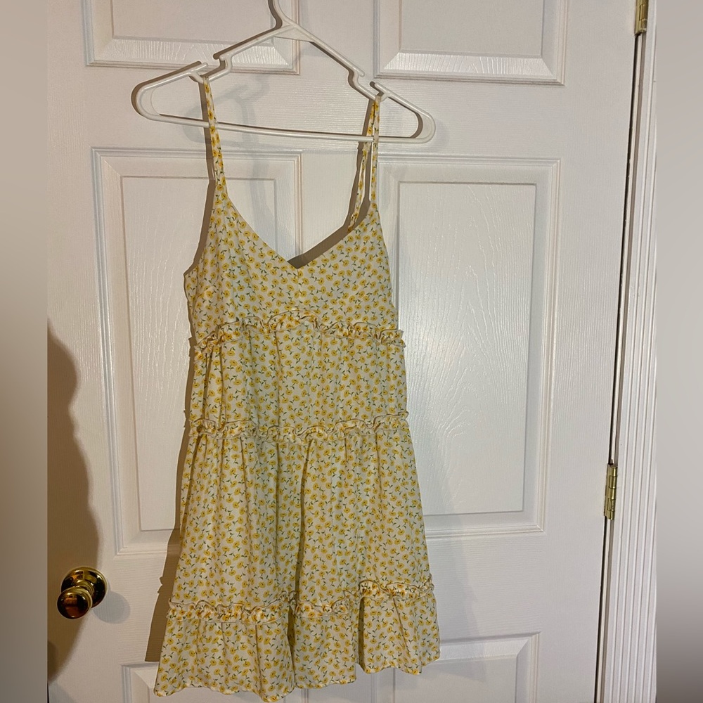 Does it get any cuter?? ✨ Yellow floral sundress ✨